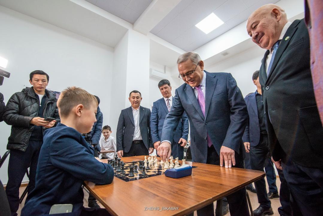 Бейбит Исабаев и юный шахматист