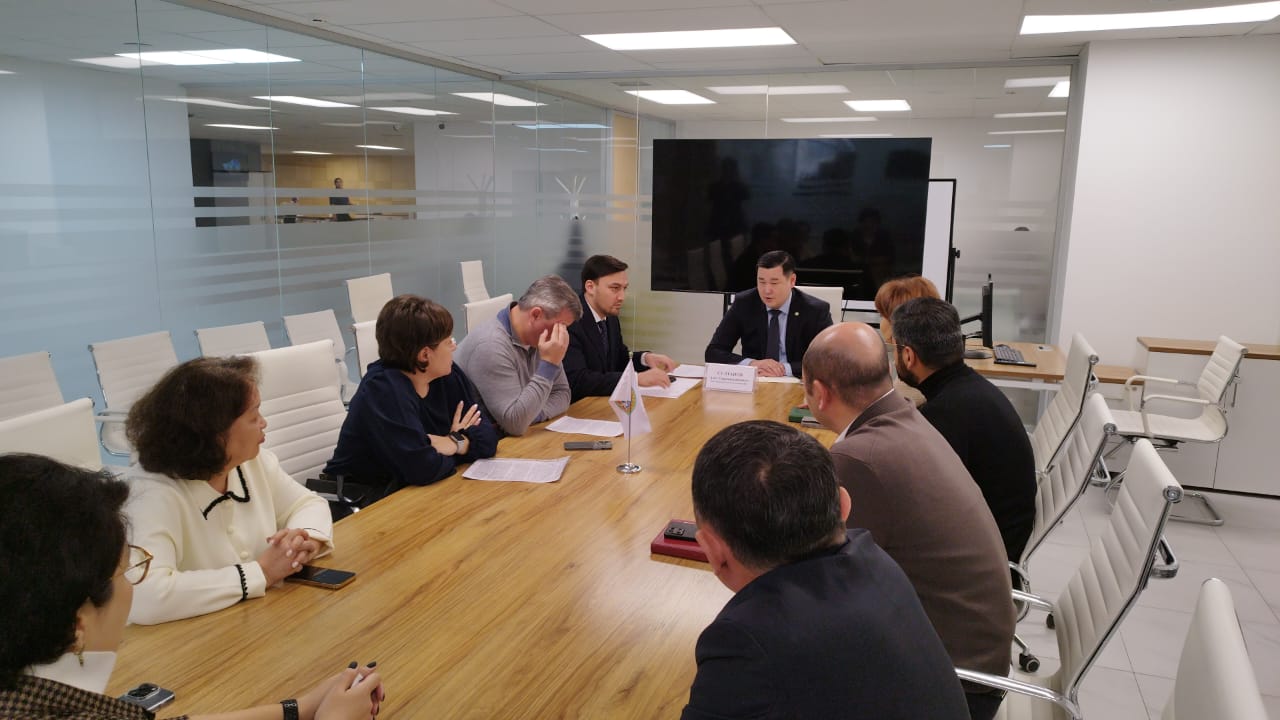 Азат Сұлтанов Алматы өңдеушілерімен кездесті