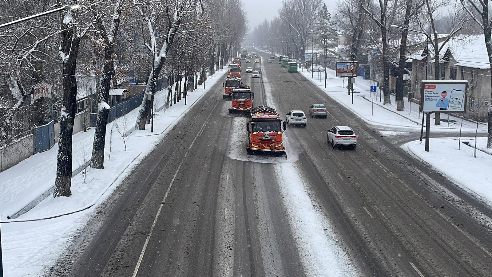 Снегопад в Алматы: коммунальные службы города работают в усиленном режиме