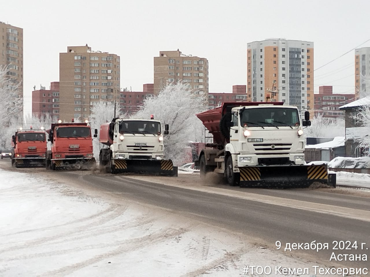 Более 2,7 тыс. дорожных рабочих вышли в дневную смену на уборку снега в Астане