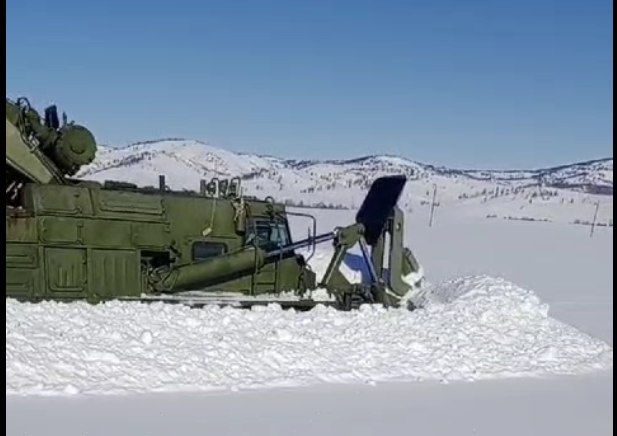 Әскерилер шығыстағы ауылдықтарға қар тазартуға  көмекке келді