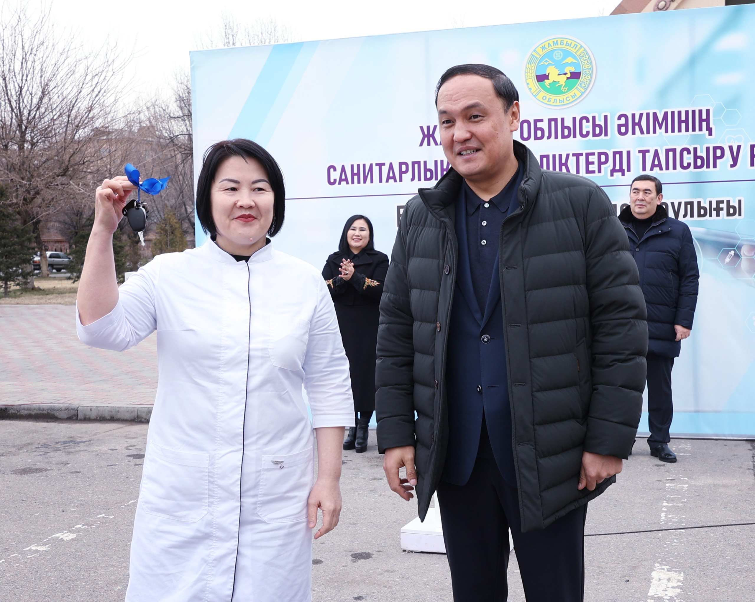 Районным больницам и поликлиникам Жамбылской области передали 40 новых автомобилей