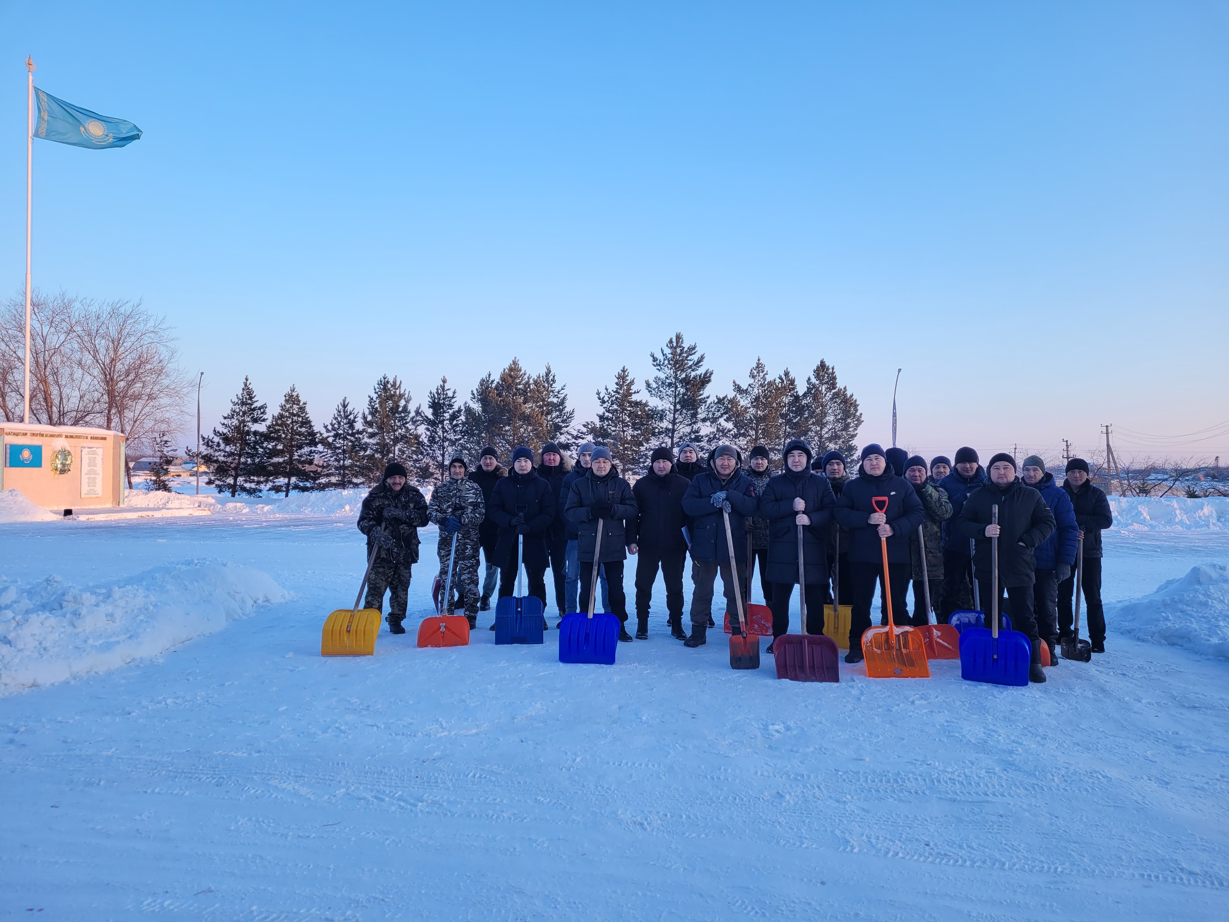 Госслужащие и волонтеры вышли на очистку территории города Булаево от снега.