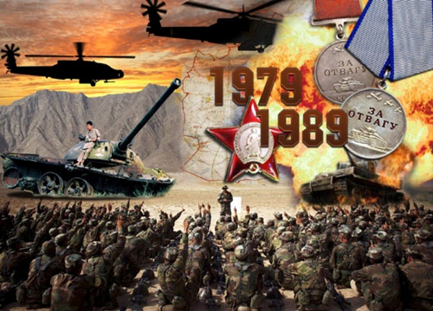 Әйел еңкейіп, шәуетпен толтырылған.