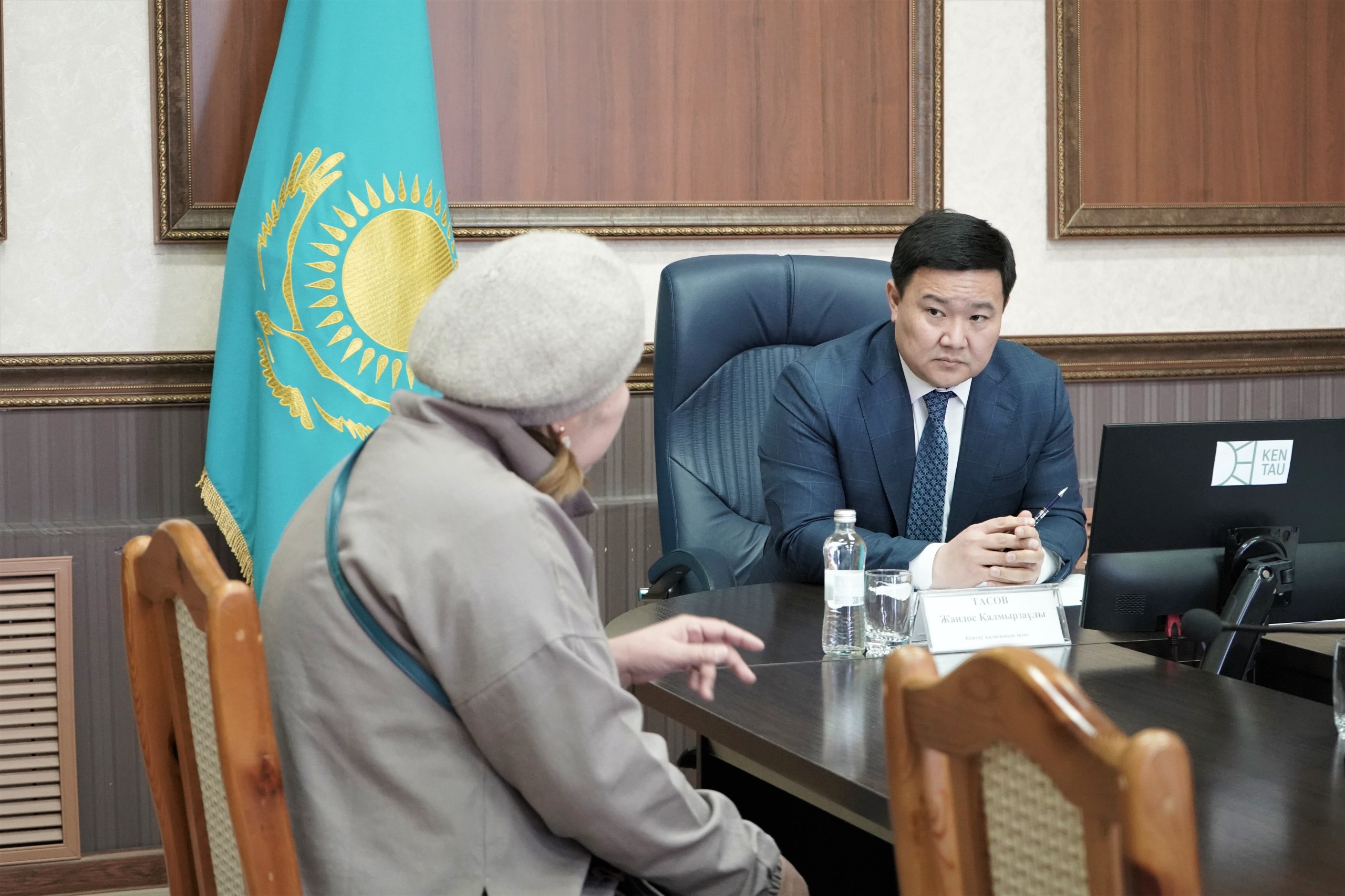 Есектегі қызылбасты сиқтырды HD порно әдемі транни