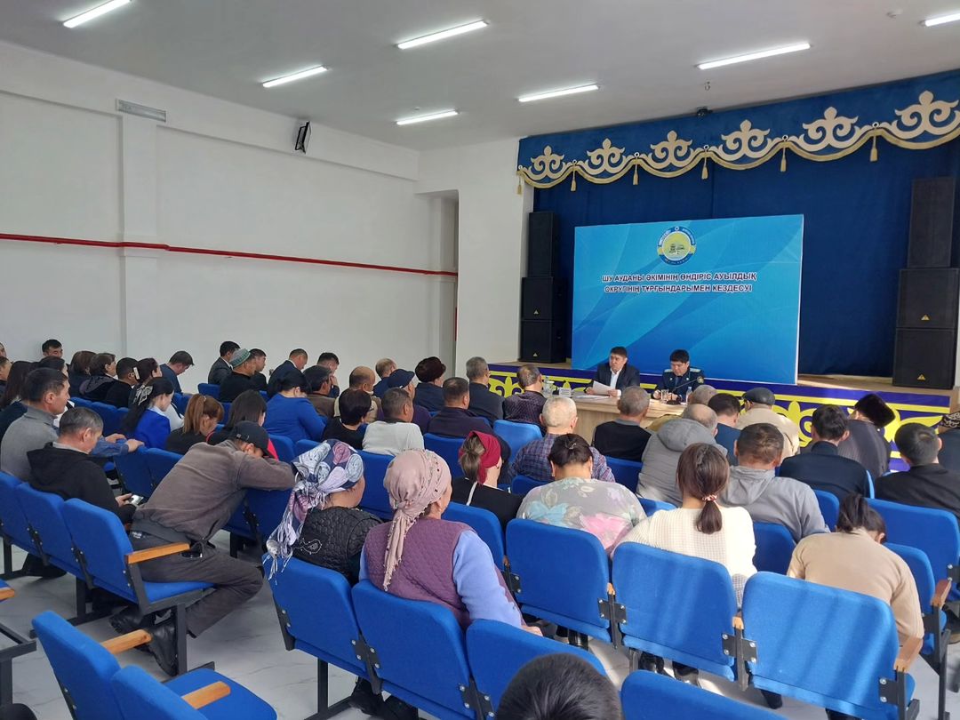Аким Шуского района Б.О.Жанибеков совместно с прокурором района К.Е.Куатбековым провел встречу с жителями Ондирисского сельского округа