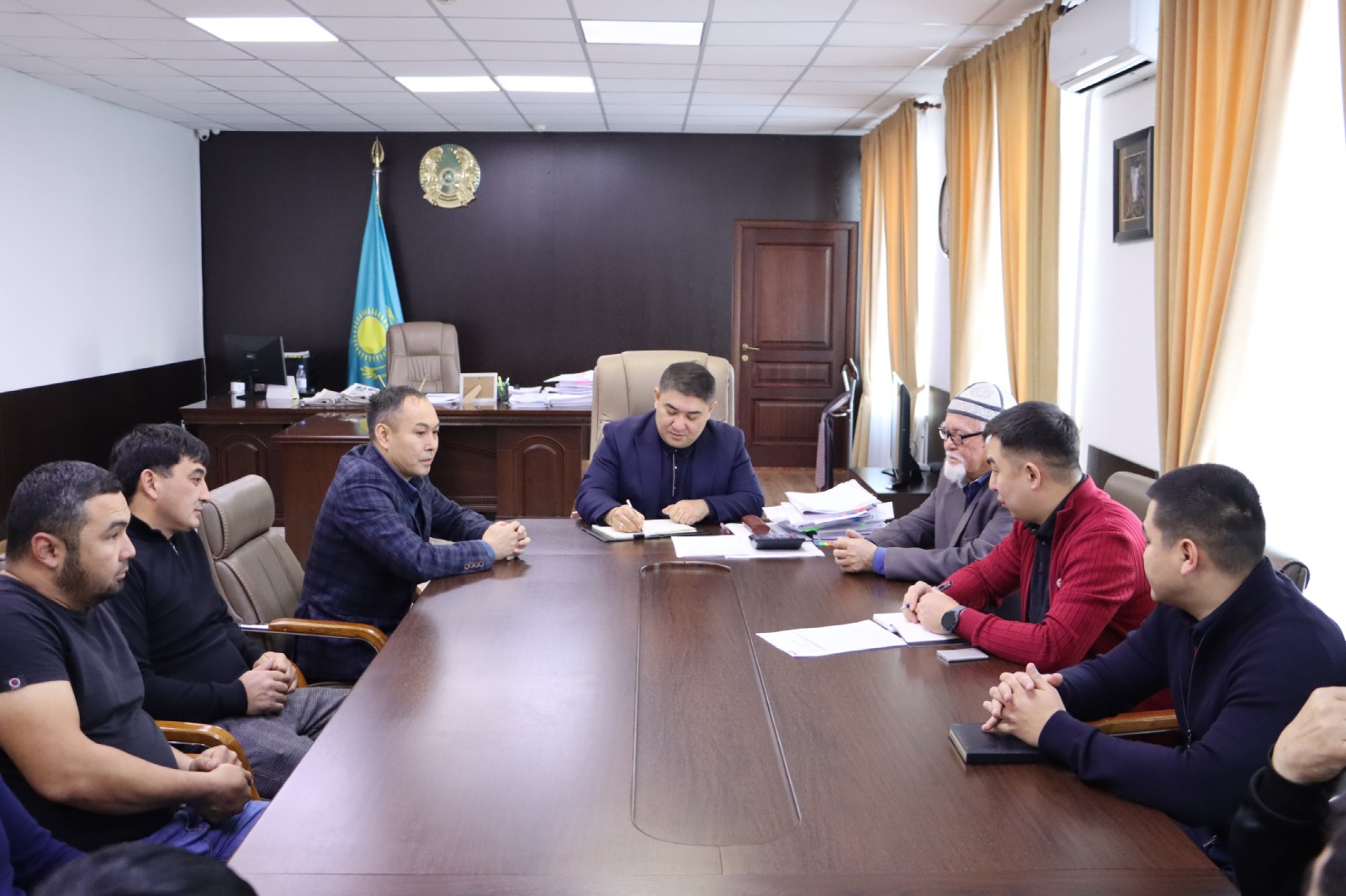 Встреча акима Шуского района и жителей села Алга с представительями солнечной электростанций ТОО "М-КАТ Гриин"