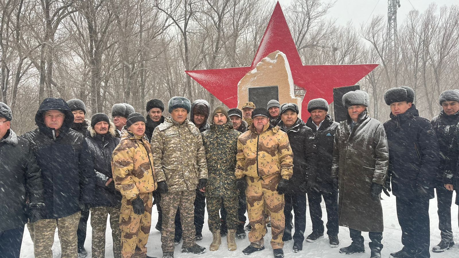 🔰Ауған жерінен кеңес әскерлерінің шығарылғанына - 35 жыл. 🔰Адамзат тарихында қанқұйлы оқиғалардың бірі осы - Ауған соғысы болғаны жасырын емес. Бұл соғысқа біздің өңірден де ер-азаматтар аттанып, өздерінің интернационалдық борыштарын өтеп қайтты. 🔰Бүгін, ауданымызда интернационалдық жауынгерлерге арналған обелиске гүл шоқтары қойылып, қаза болған жауынгерлерді бір минут үнсіздікпен еске алды.