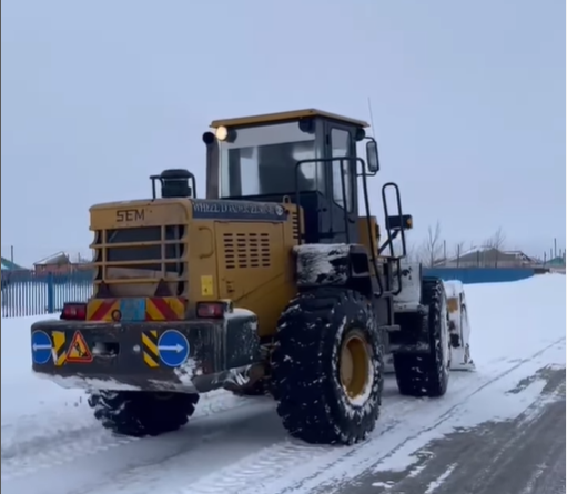 Мәртөк ауылында қар тазарту жұмыстары жүргізілуде.