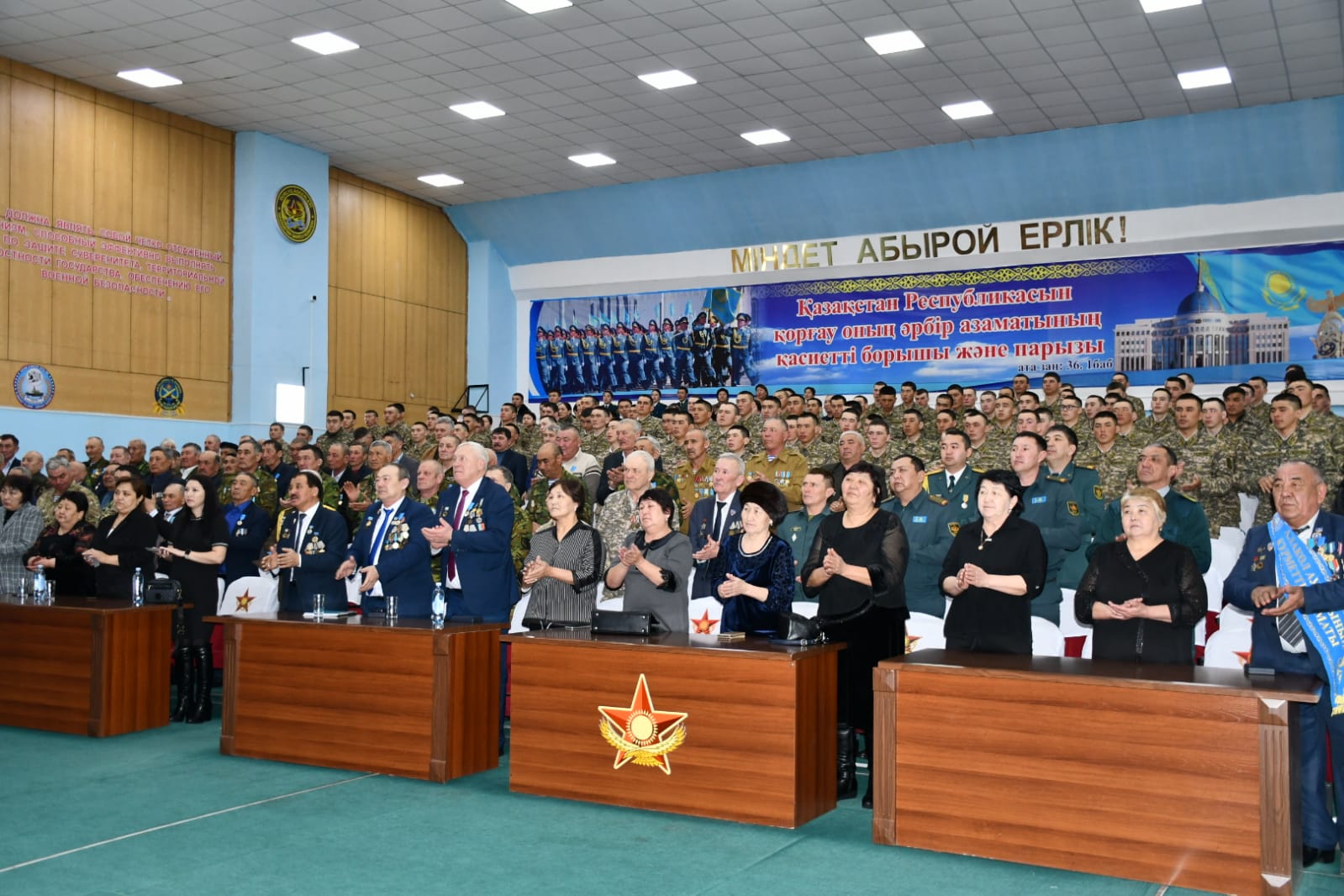 Олар мені көшеде жыныстық қатынасқа түсуге шақырды.