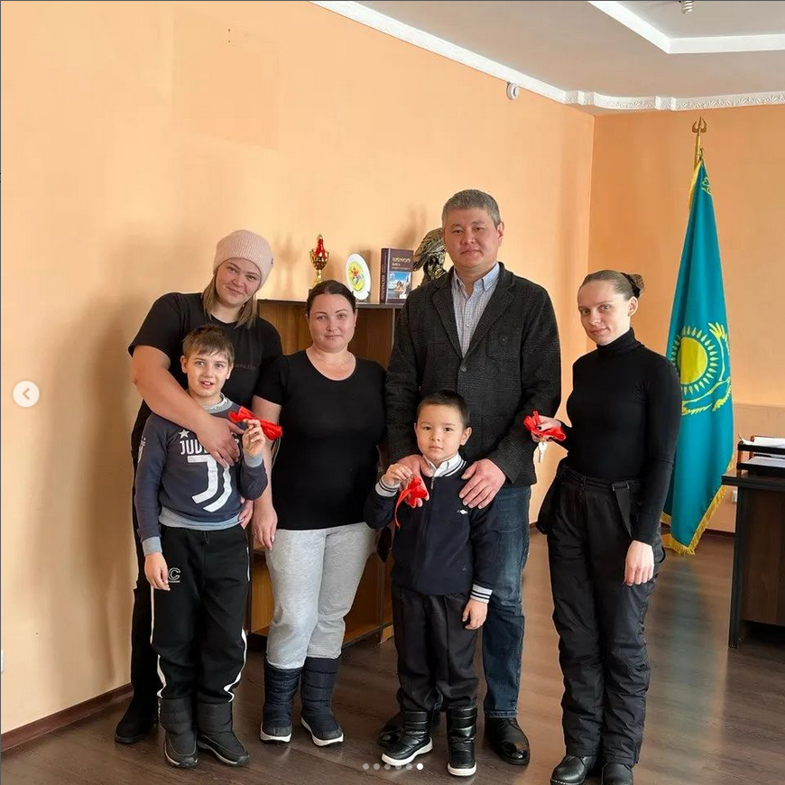 аким города Державинск Заур Смагулов вручил ключи от квартир ряд жителям Жаркаинского района