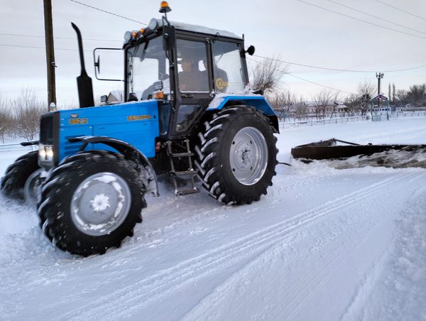 Ведется уборка снега.