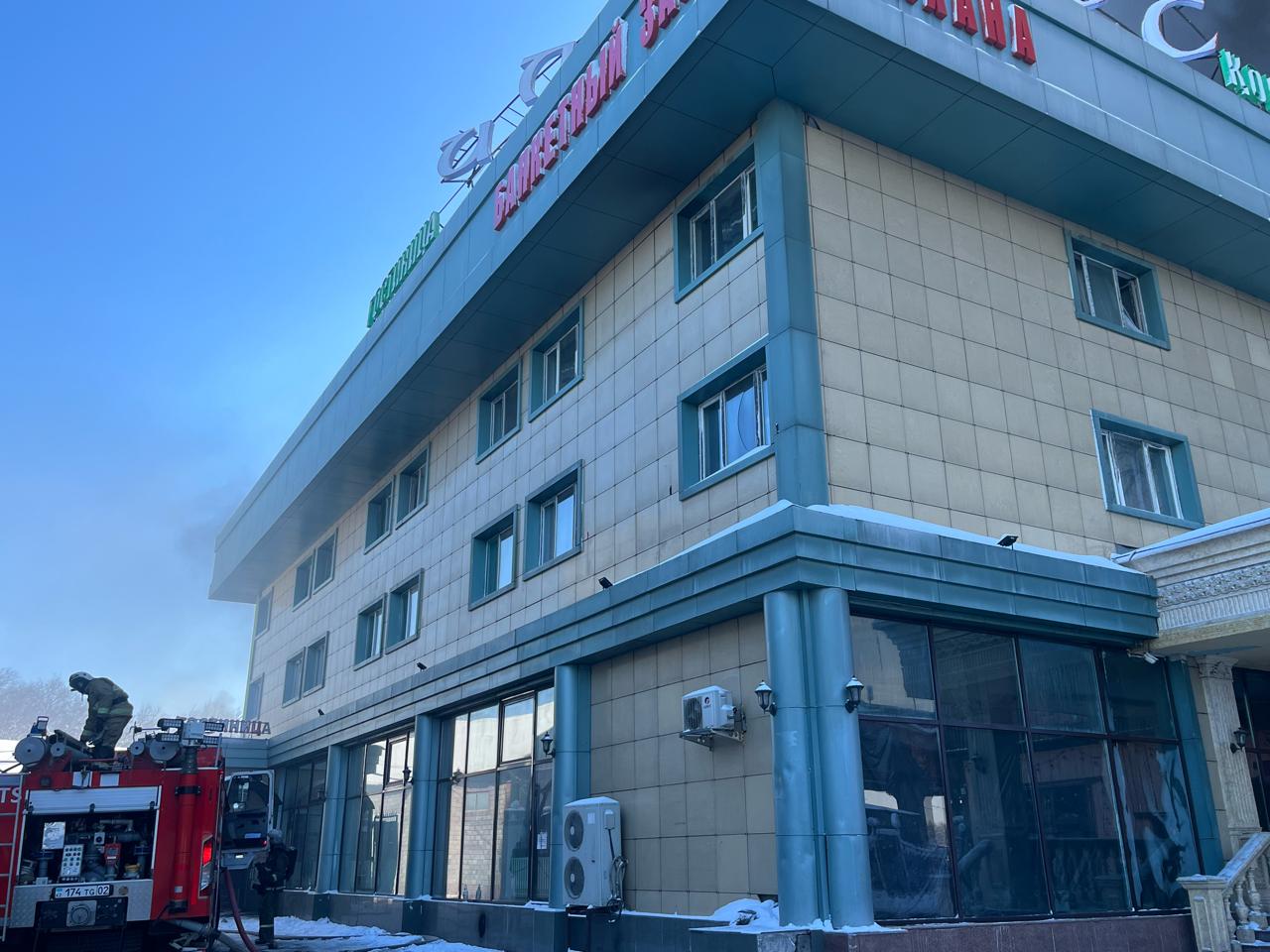 Пожар по повышенному рангу в Алматы: огнеборцы отстояли от огня гостиничный комплекс Ильнарус, 5 автомобилей и ТМЦ соседних складов