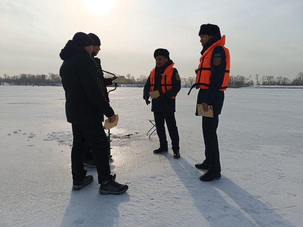 Спасатели ВКО напомнили, как определить опасные места на водоемах в зимний период
