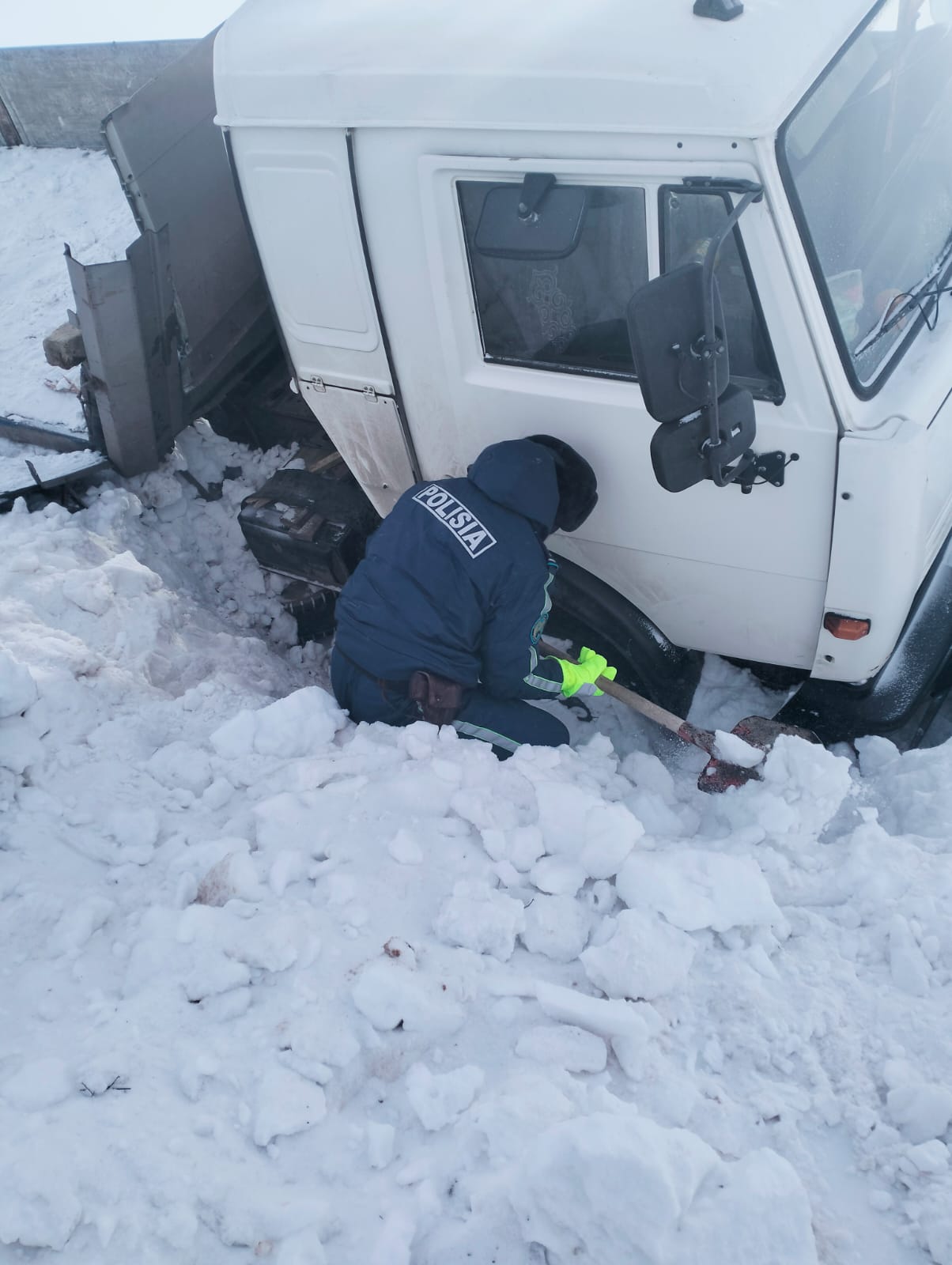 Полицейские помогли вытащить из кювета «КамАЗ» с многотонным грузом в СКО