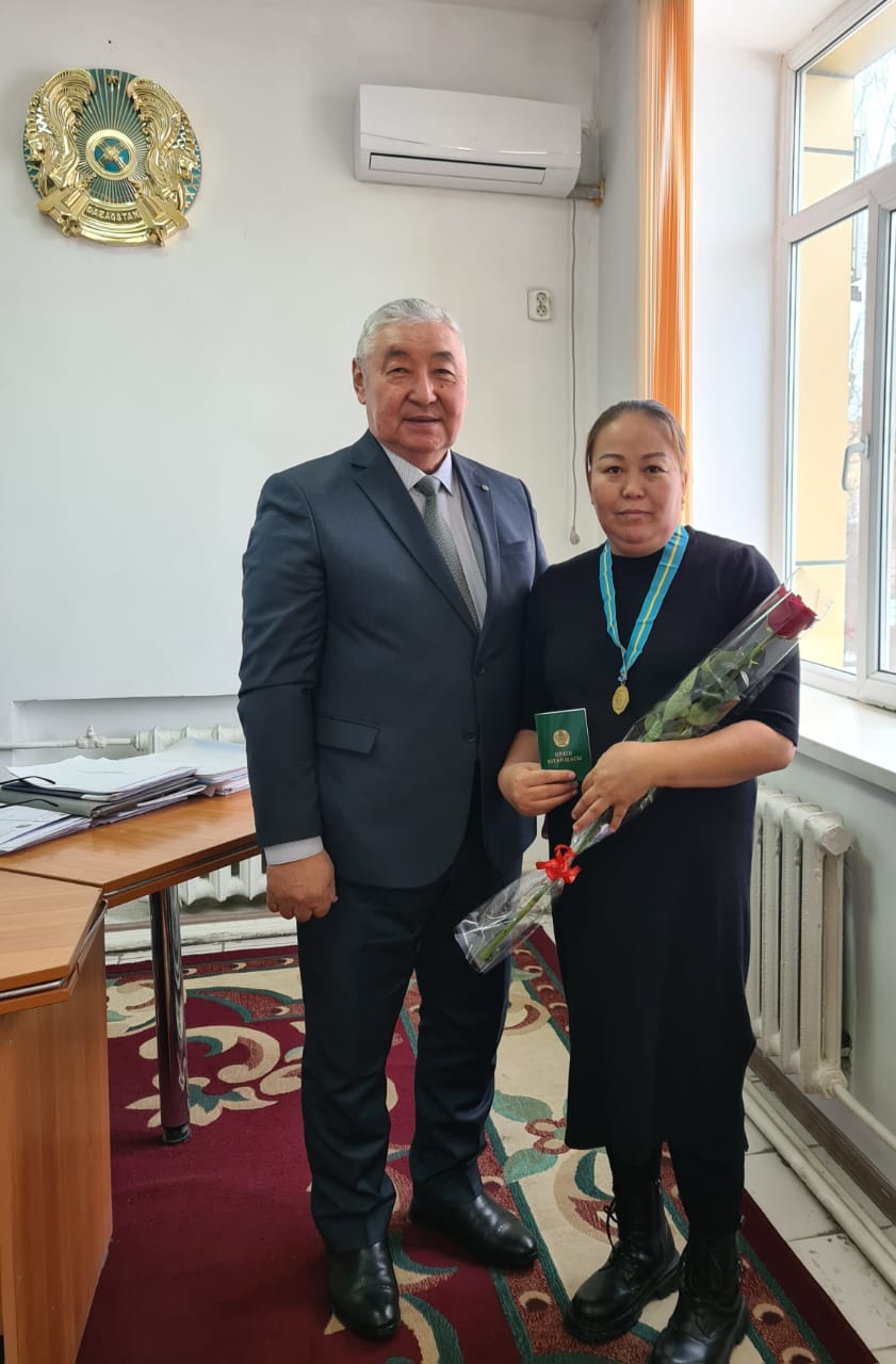 Жеті бала дүниеге алып келіп, балаларына өнегелі тәрбие беріп отырған Байдаулетова Гульдана Бактияровна "Алтын алқа" алқасымен марапатталды.