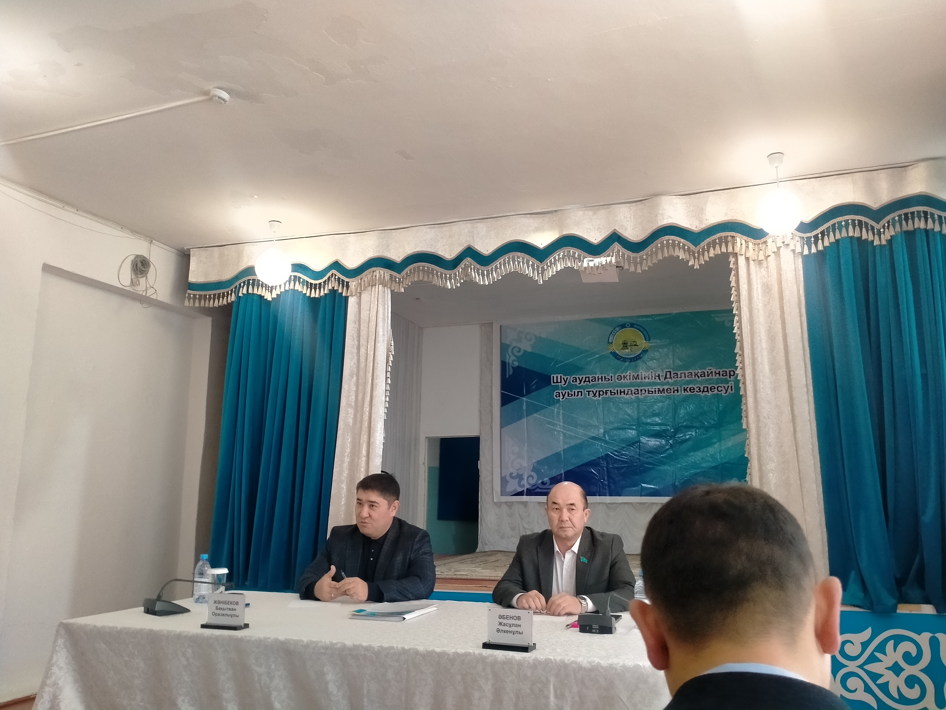 Аким Шуского района Жанибеков Б. О. провел встречу с жителями села Далакайнар.