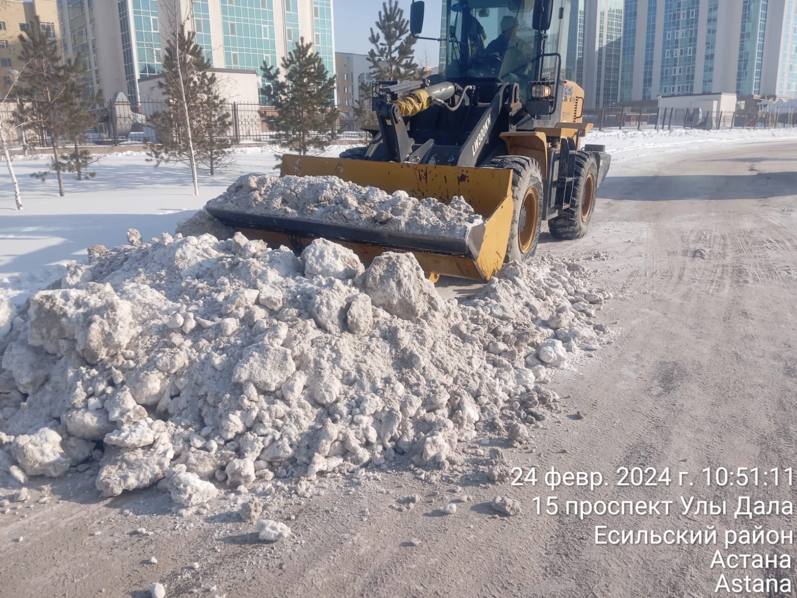 В Астане более 2,3 тысячи дорожных рабочих вышли на уборку снега