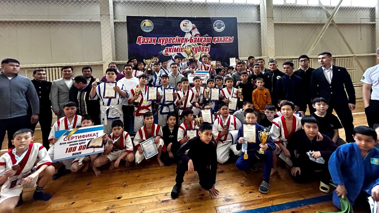 150 палуанов боролись за Кубок акима Балхаша по қазақ күресі
