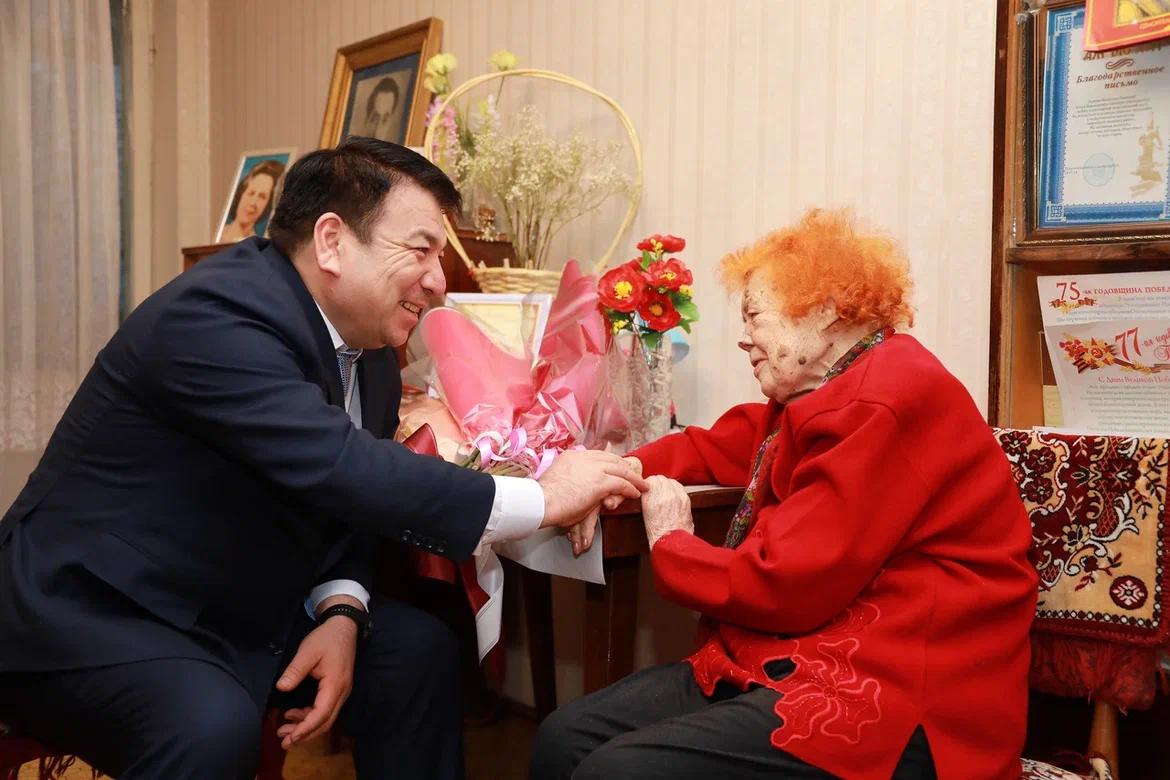 ОҚУ-АҒАРТУ МИНИСТРІ ҒАНИ БЕЙСЕМБАЕВ 100 ЖАСҚА ТОЛҒАН ШЫМКЕНТТІК ҰСТАЗДЫ МЕРЕЙТОЙЫМЕН ҚҰТТЫҚТАДЫ