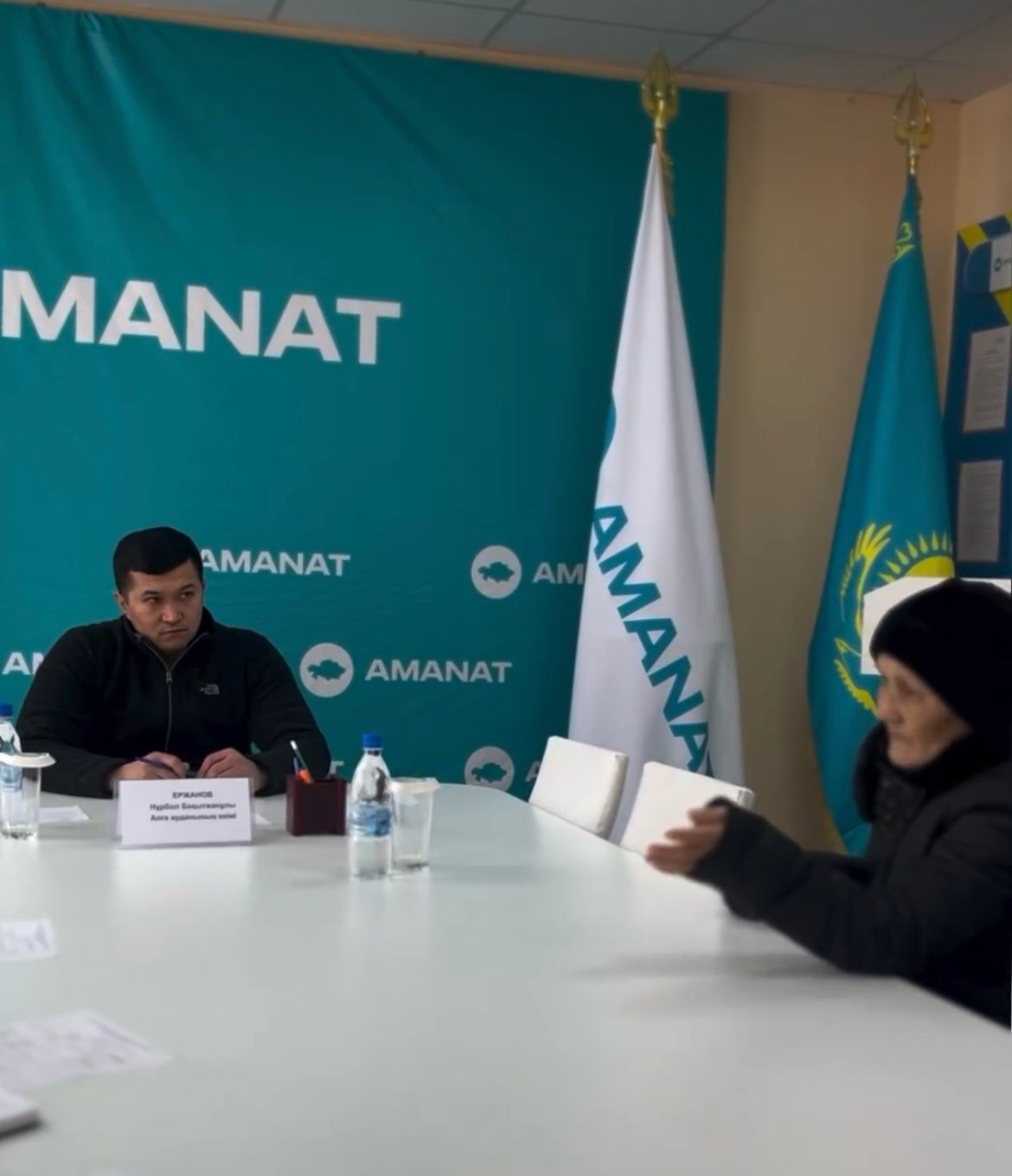 Аким района Н. Ержанов провел прием граждан в районном приемной партии «Amanat»
