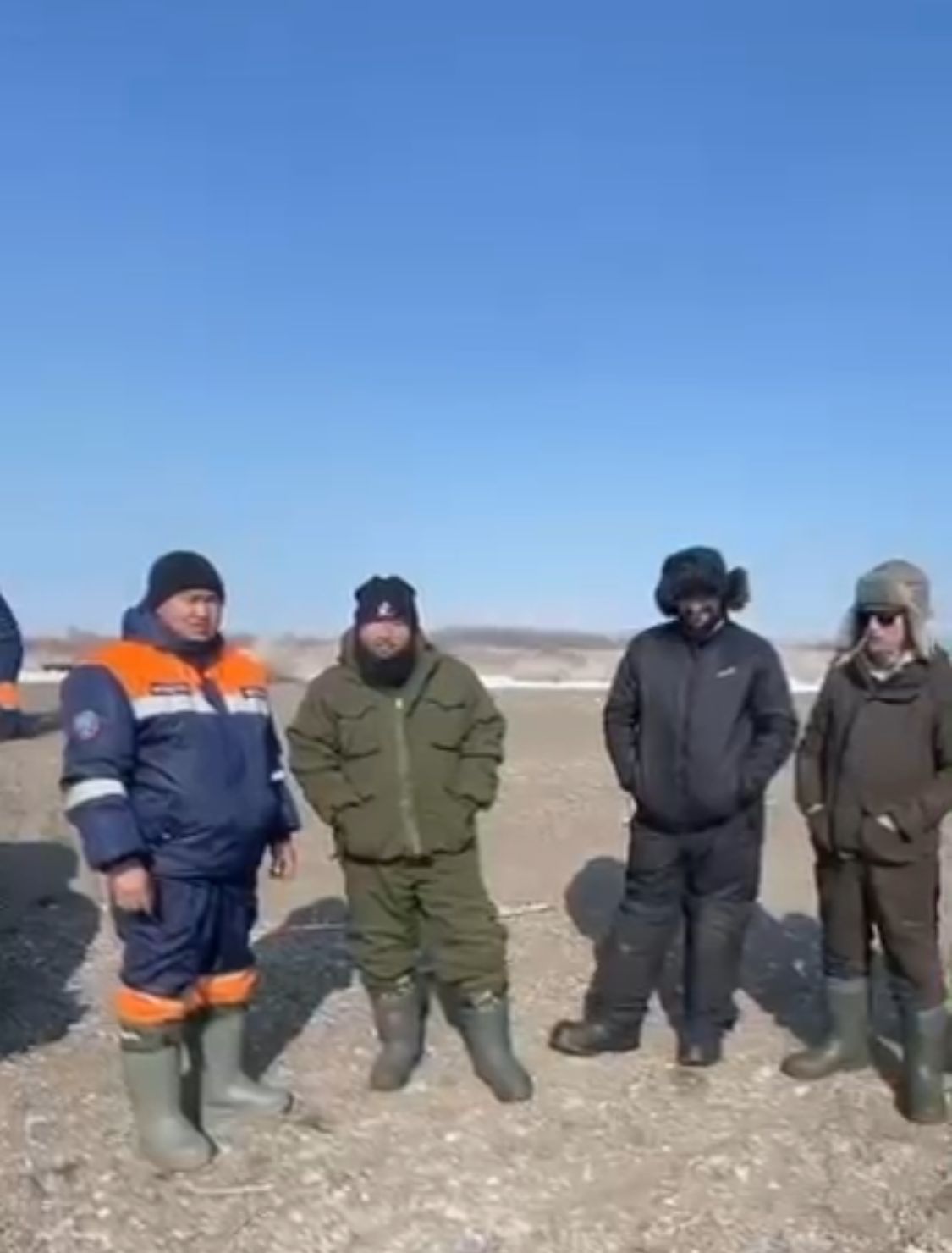 Спасатели ДЧС Алматинской области спасли 3 граждан, оставшихся на отколовшейся льдине