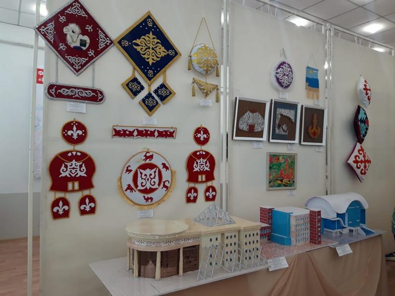 Порно көру: Анасы ұлын жыныстық қатынасқа мәжбүрлеген Тайланд Паттайя әйелімен және траннимен секс