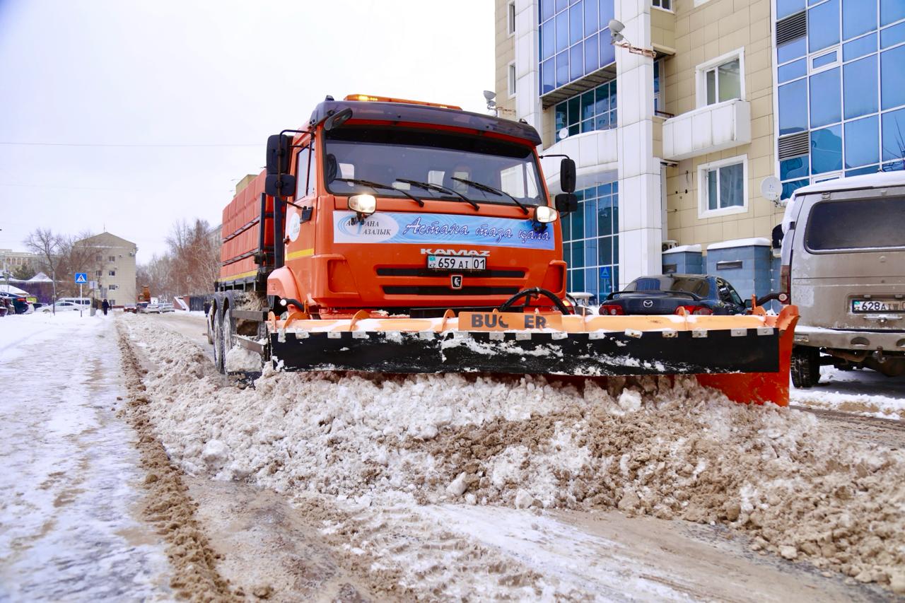 Более 54 тысяч кубометров снега вывезли днем в Астане