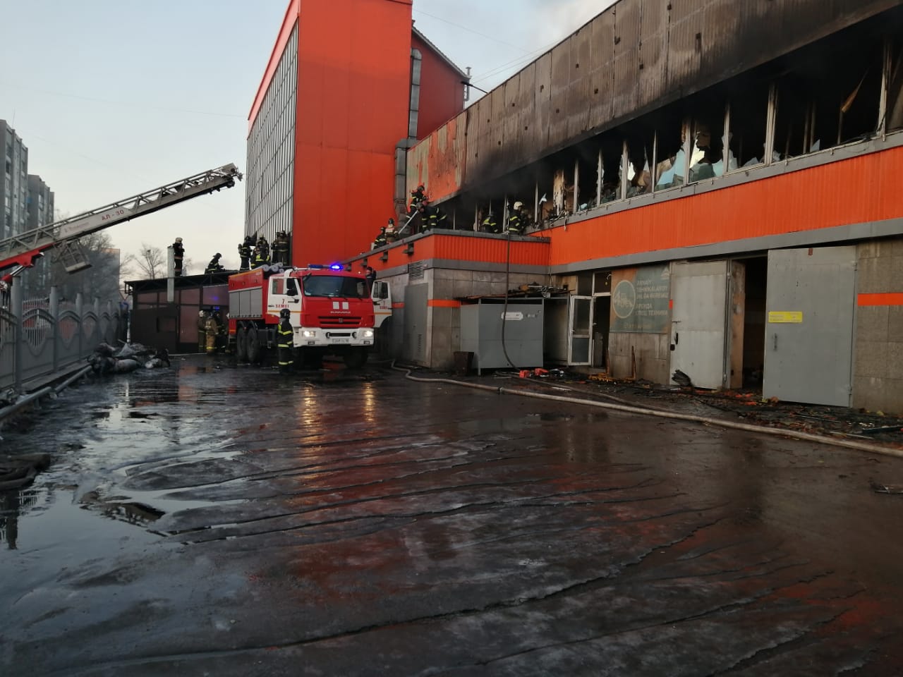 Пожарные Семея ликвидируют возгорание в торговом доме
