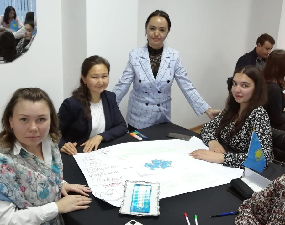 Педагог Меруерт Маралбаева и слушатели языковых курсов на занятии