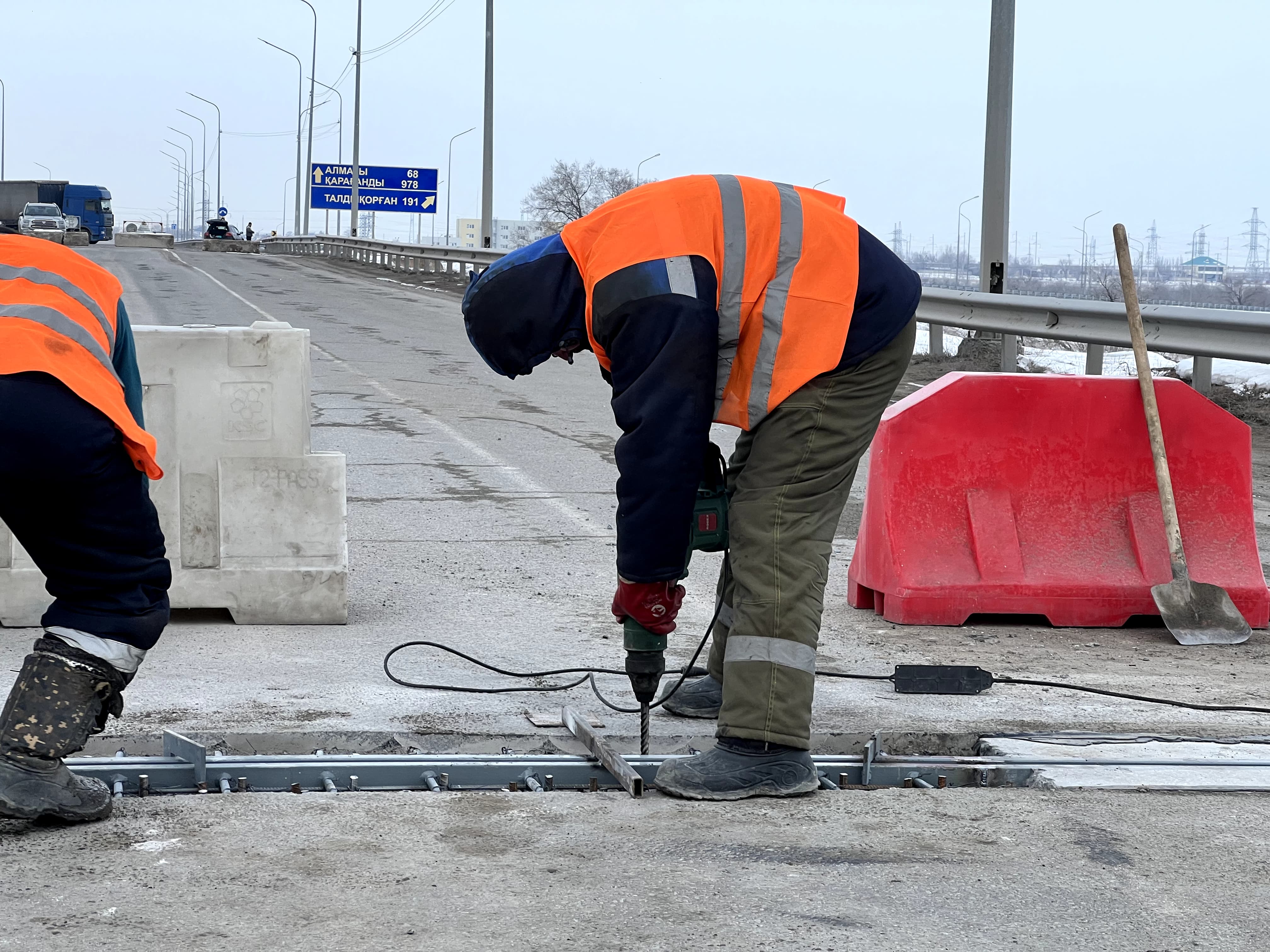 Ремонт моста в Конаеве завершат раньше намеченного срока