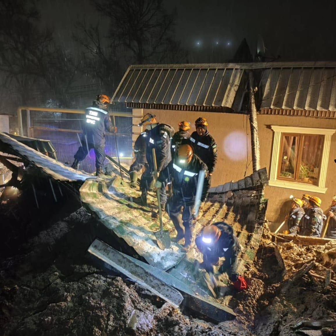 На месте  сошедшей оплывины в г.Алматы продолжаются аварийно-спасательные работы