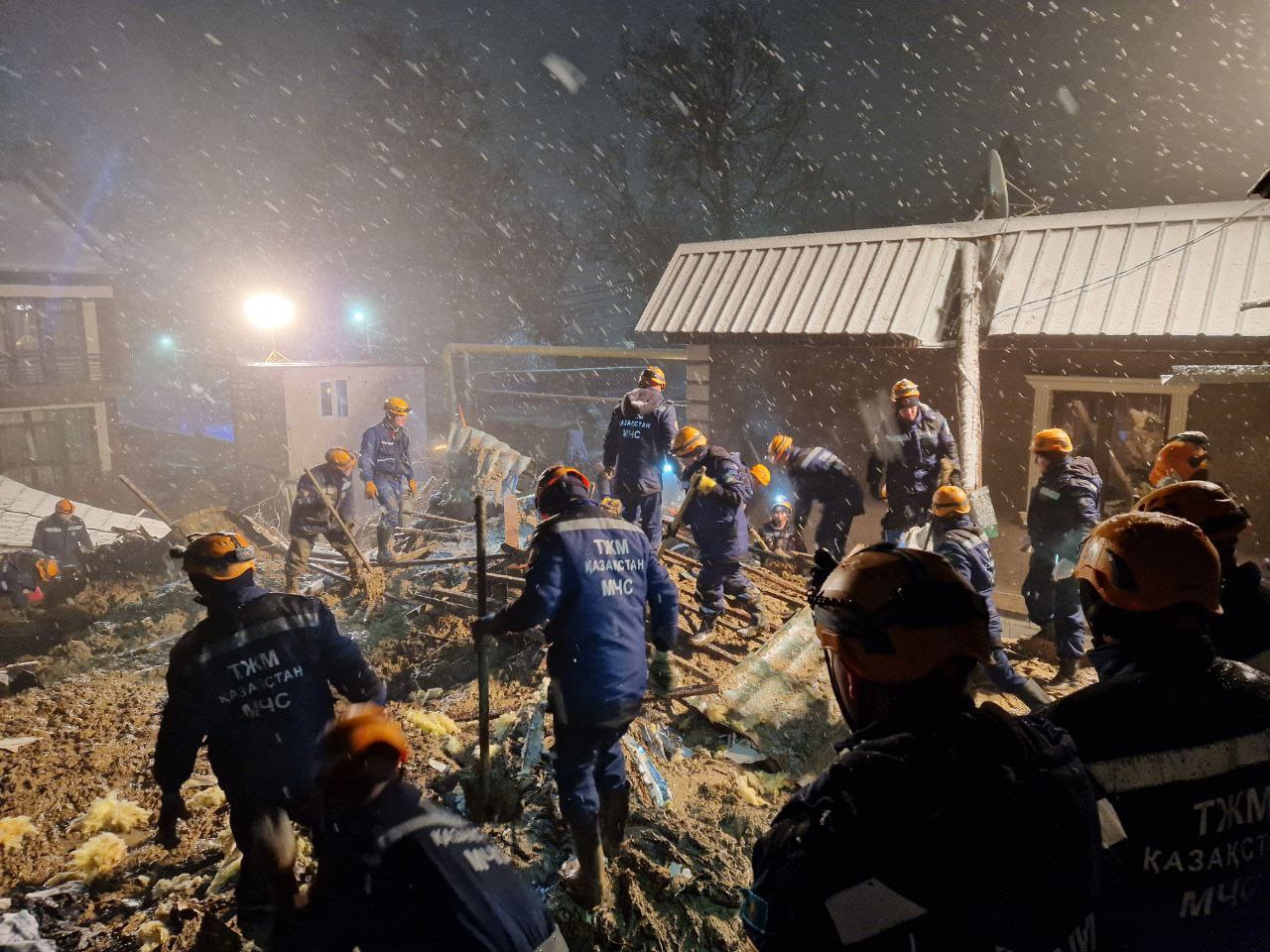 Алматыда жылжыма түскен жерде жүргізіліп жатқан іздестіру-құтқару жұмыстарының барысы туралы