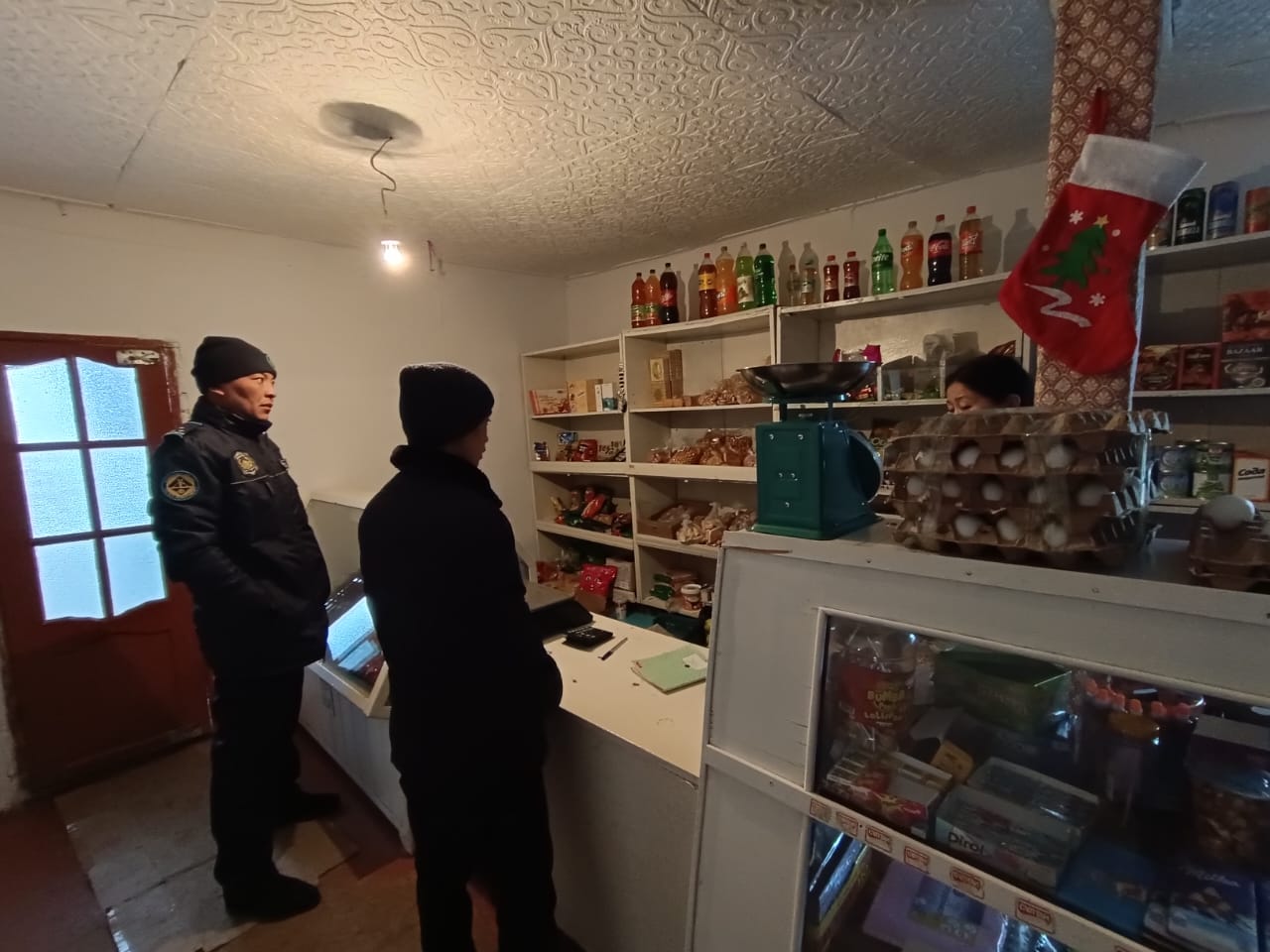 Тәттімбет ауылдық округі әкімі  Н.Р.Билялов, учаскелік полиция инспекторымен  Ақтасты ауылдағы дүкендерді аралап, азық-түлік бағасын негізсіз көтерілуіне жол бермеу, заңсыз алькоголді ішімдіктерді сатпау жөнінде түсіндіру жұмыстарын жүргізді.