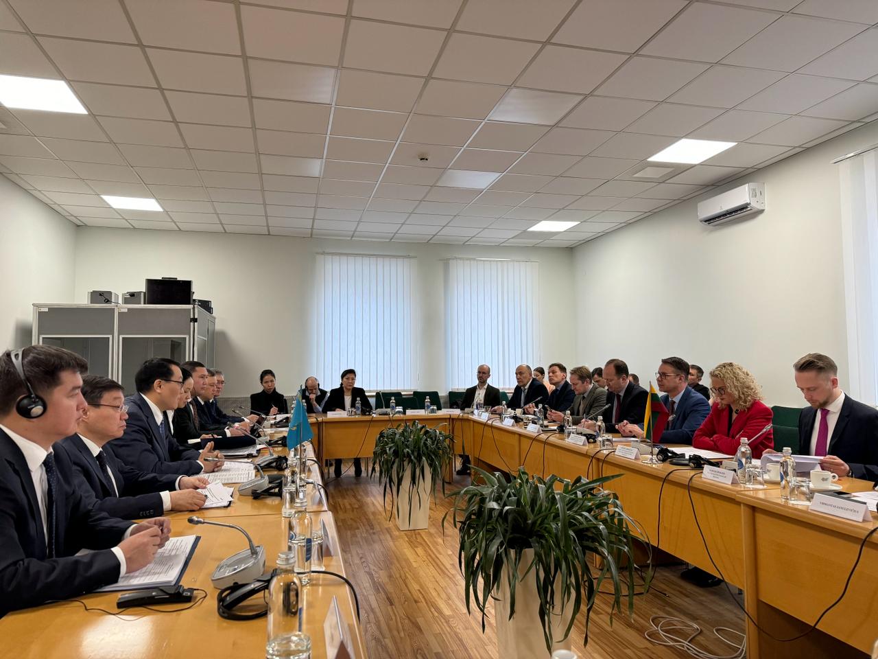 Вопросы углубления взаимодействия в торговле Казахстана и Литвы обсудили в Вильнюсе Кайрат Торебаев и Аушрине Армонайте