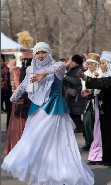 Порно жетілген әйелдер простатаға массаж жасайды