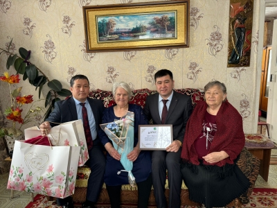 Шортанды ауданының әкімі Шабаров Сағындық Серікбайұлы Новокубанка ауылының аға буын өкілі Рыбак Надежда Моисеевнаны келе жатқан Халықаралық әйелдер күнімен құттықтады.