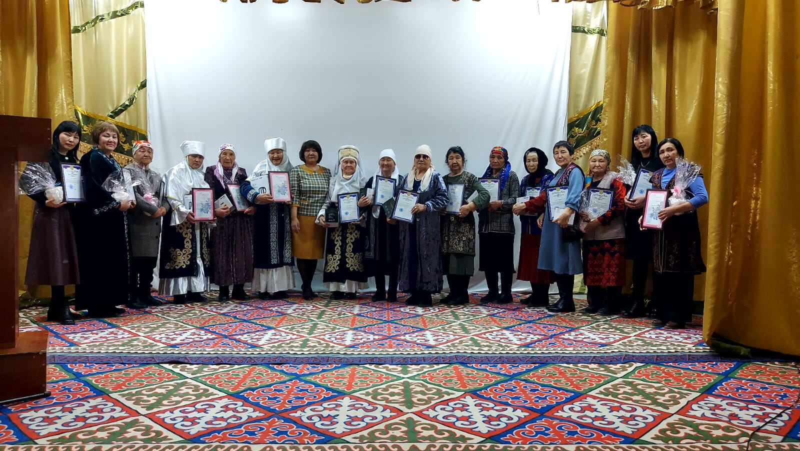 Поздравление акима села С. Сахиолдиной матерям