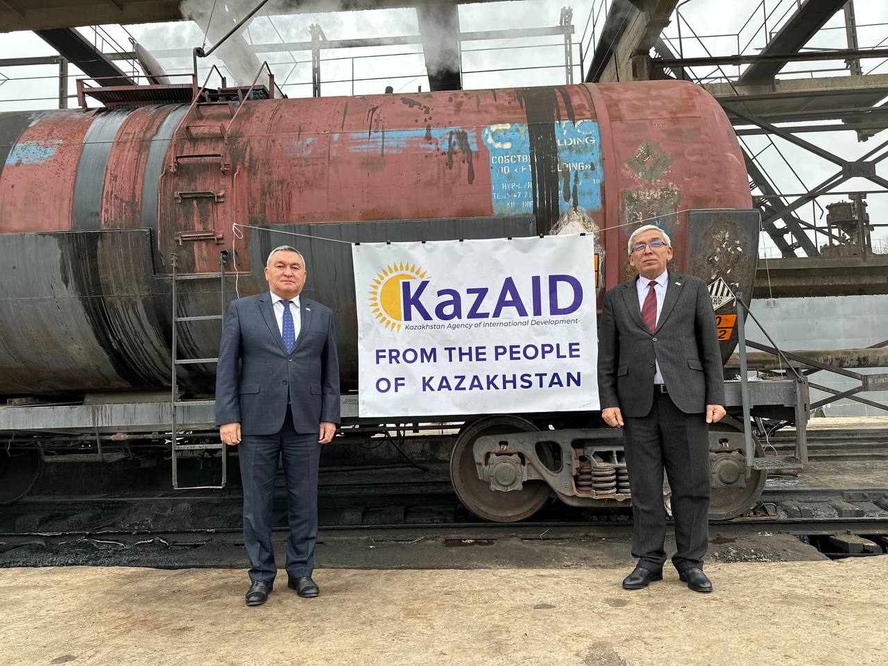 Гуманитарная помощь Казахстана в виде 15 тыс. тонн мазута передана таджикской стороне
