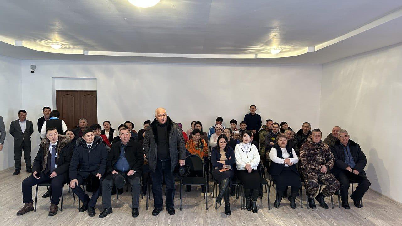 Аким района Н.Кызбергенов и заместитель акима района А.Уали, начальник отдела полиции Иргизского района майор полиции К.Жазимов посетили село Нура