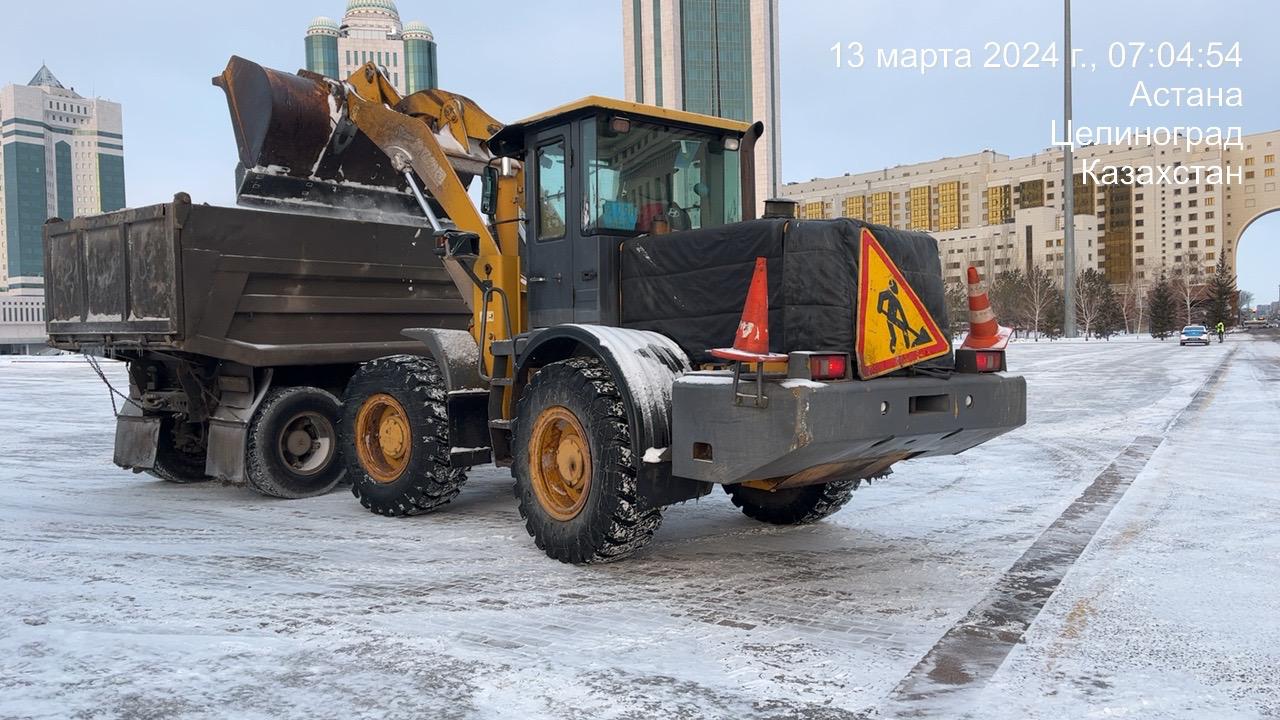 Более 2,5 тыс. дорожных рабочих вышли на уборку снега в Астане