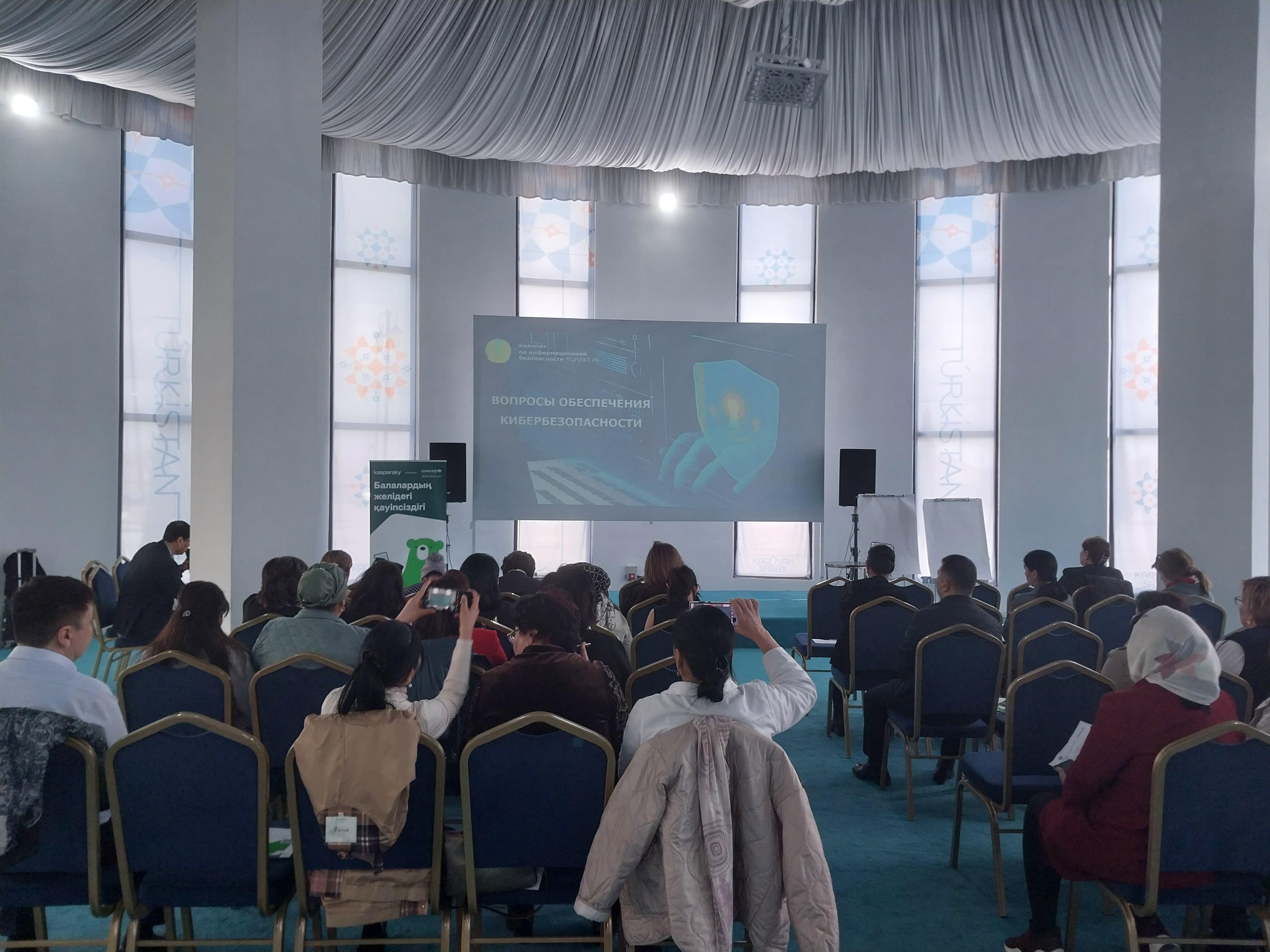 Интернет желісіндегі балалардың қауіпсіздігін қамтамасыз ету мәселелері бойынша ҚР ЦДИАӨМ қолдауымен ата-аналарға арналған мастер-класс өтті