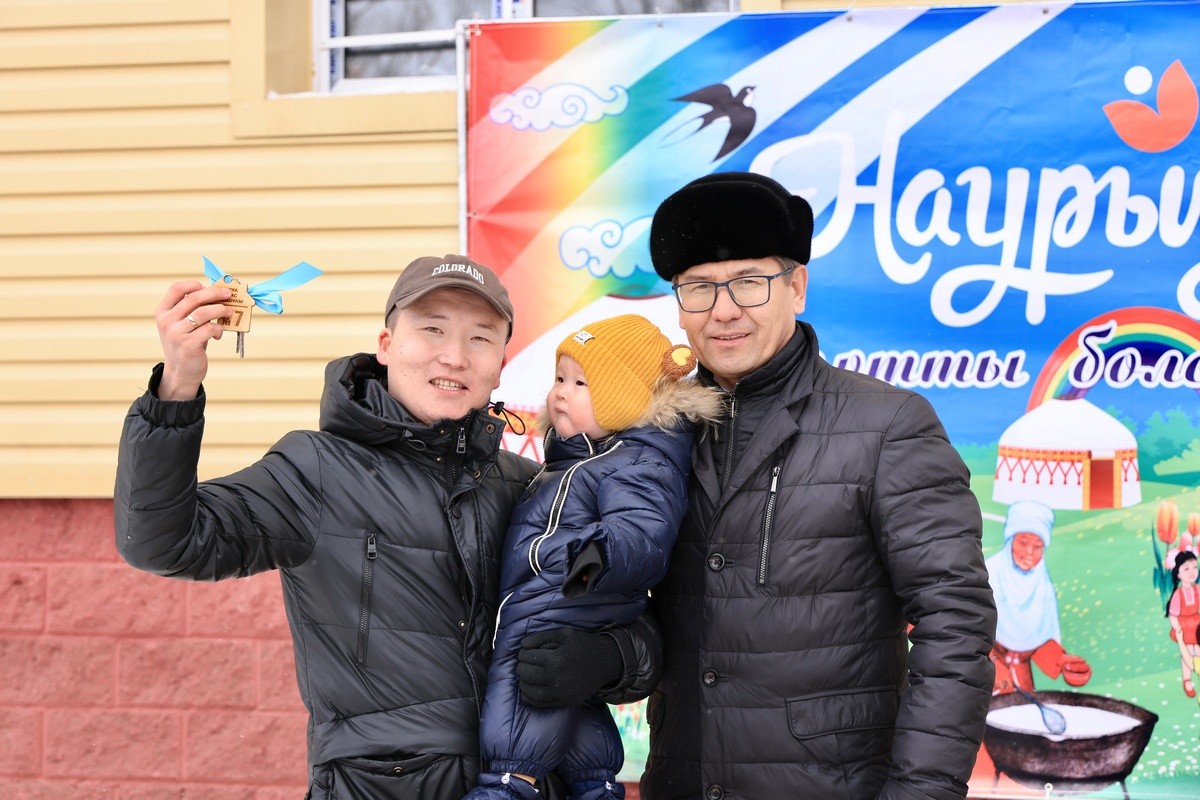 Ключи от новых квартир вручили 40 медработникам Карагандинской области