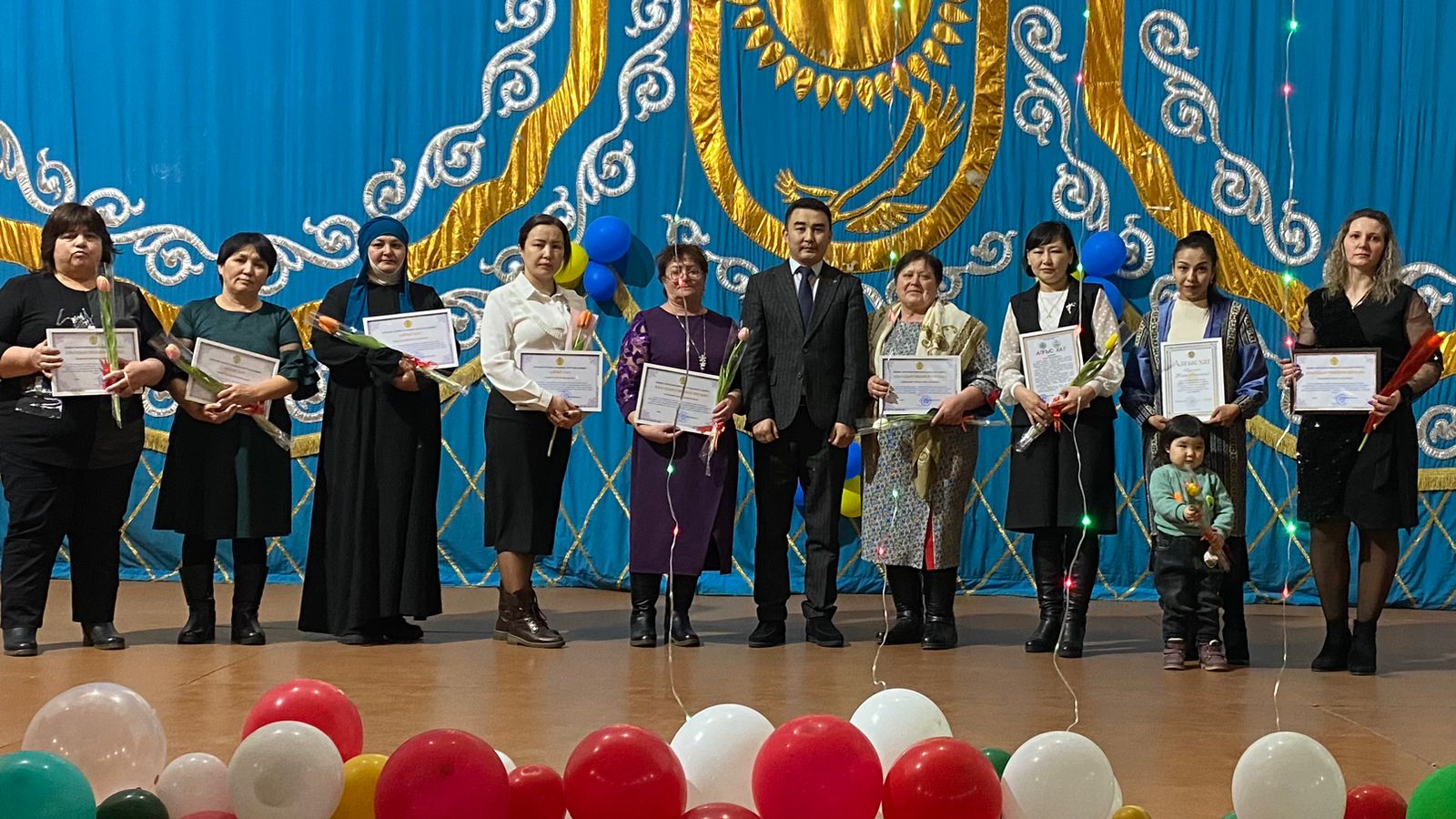 8 наурыз - халықаралық әйелдер күні мерекесіне орай күніміз ұжымымыздағы аяулы әріптестерді құттықтаудан басталды. Жалғасы мерекелік концертке ұласып, әр сала да еңбек етіп жүрген асыл жандар аудан әкімінің Алғыс хаты және округ әкімінің Алғыс хатымен марапатталды. Концертте ауылдың өнерпаздары өлең айтып, би билеп әдемі көңіл күй сыйлады. Одан бөлек “Шерубай су” кәсіпорнының демеушілігімен 50 жуық аналарымыз бен апа-қарындастарымызға сыйлықтар табысталды.