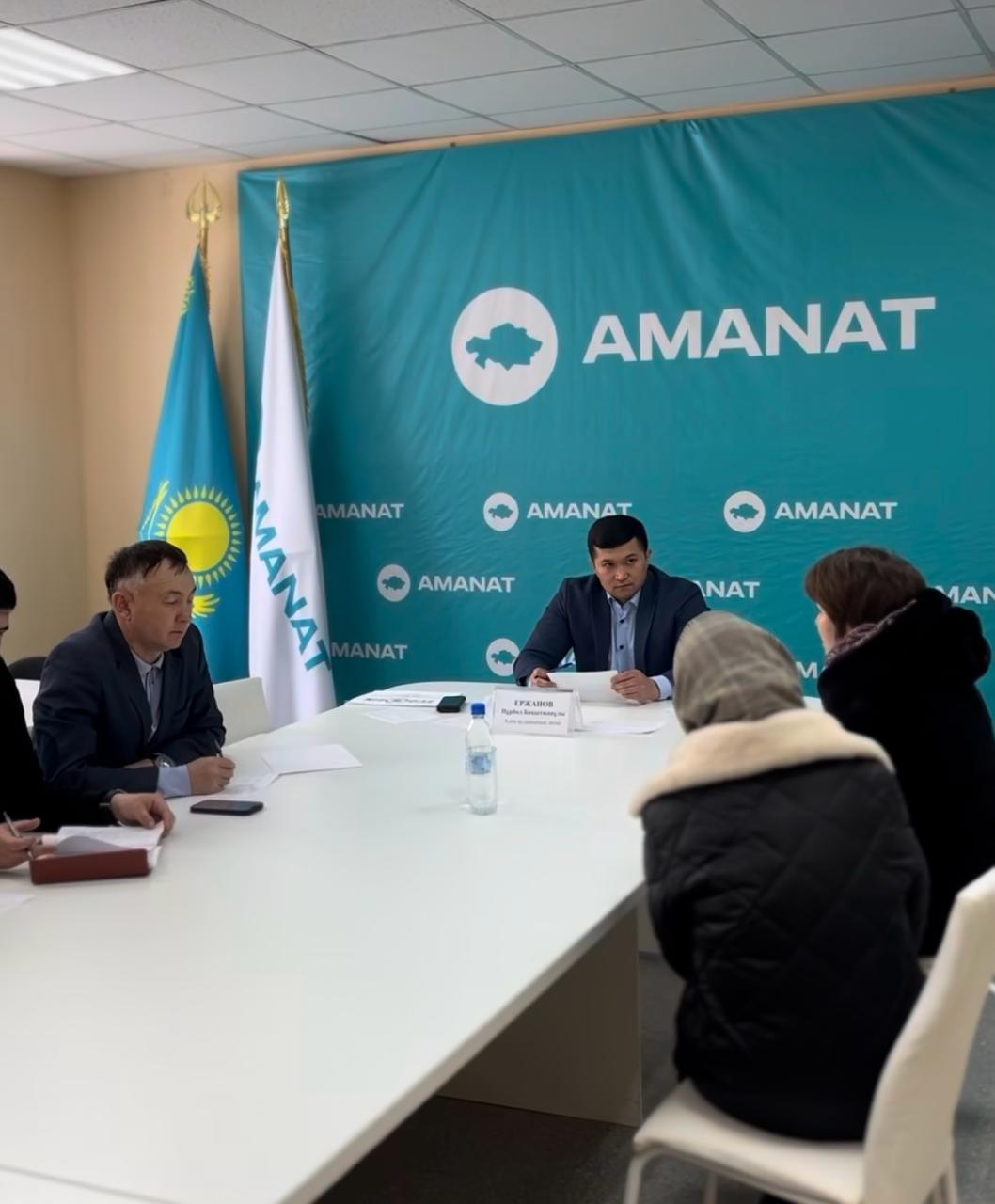 Аким района Н. Ержанов провел прием граждан в районном приемной партии «Amanat»