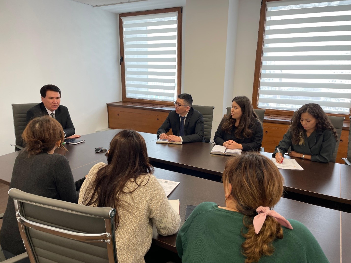 В Управлении молодежной политики города Алматы провели совещание о соблюдении норм служебной этики госслужащего