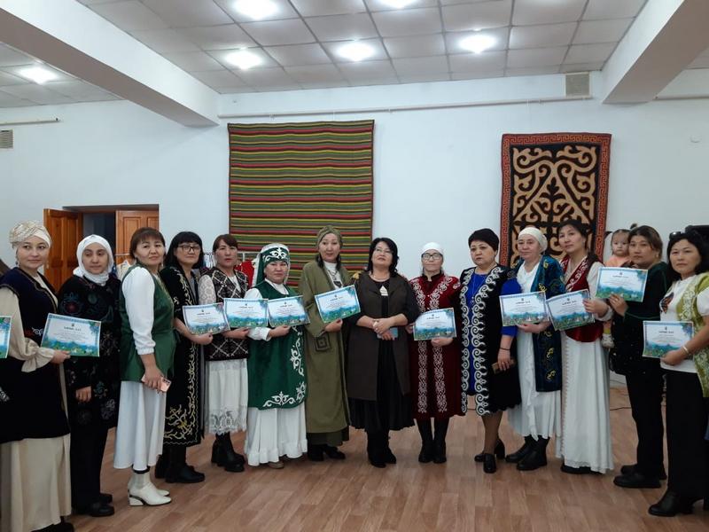 Қара көкірекшедегі кеуделер фотосуреті