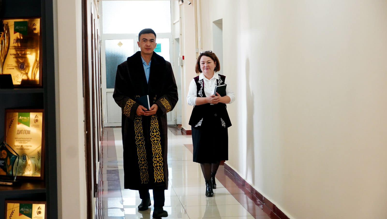 Киіммен келді Киіммен келді