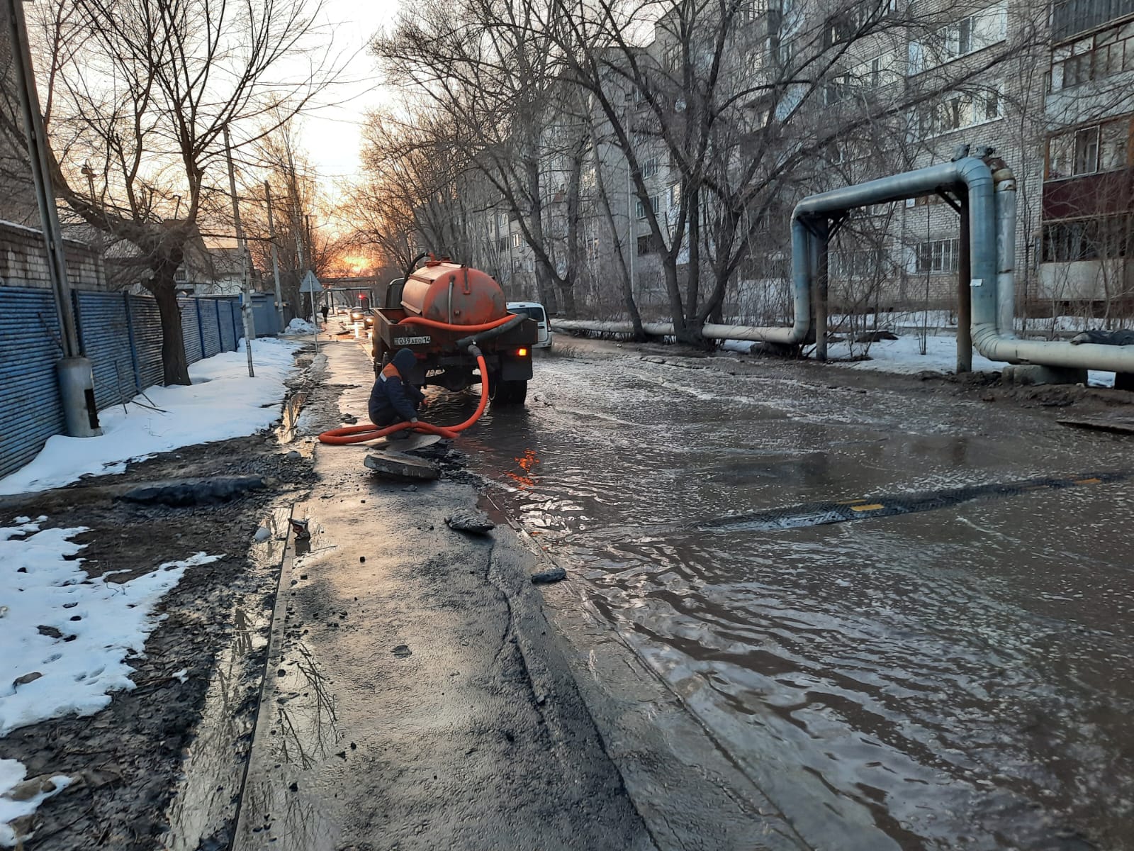 В Павлодаре начаты работы по откачке талых вод на улицах города