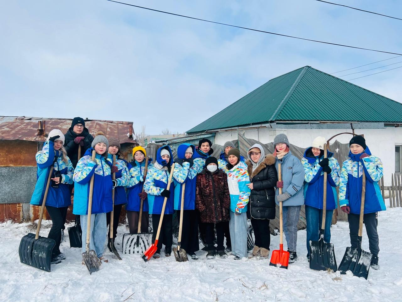 Марафон добрых дел: как столичные волонтеры помогают пенсионерам убирать снег